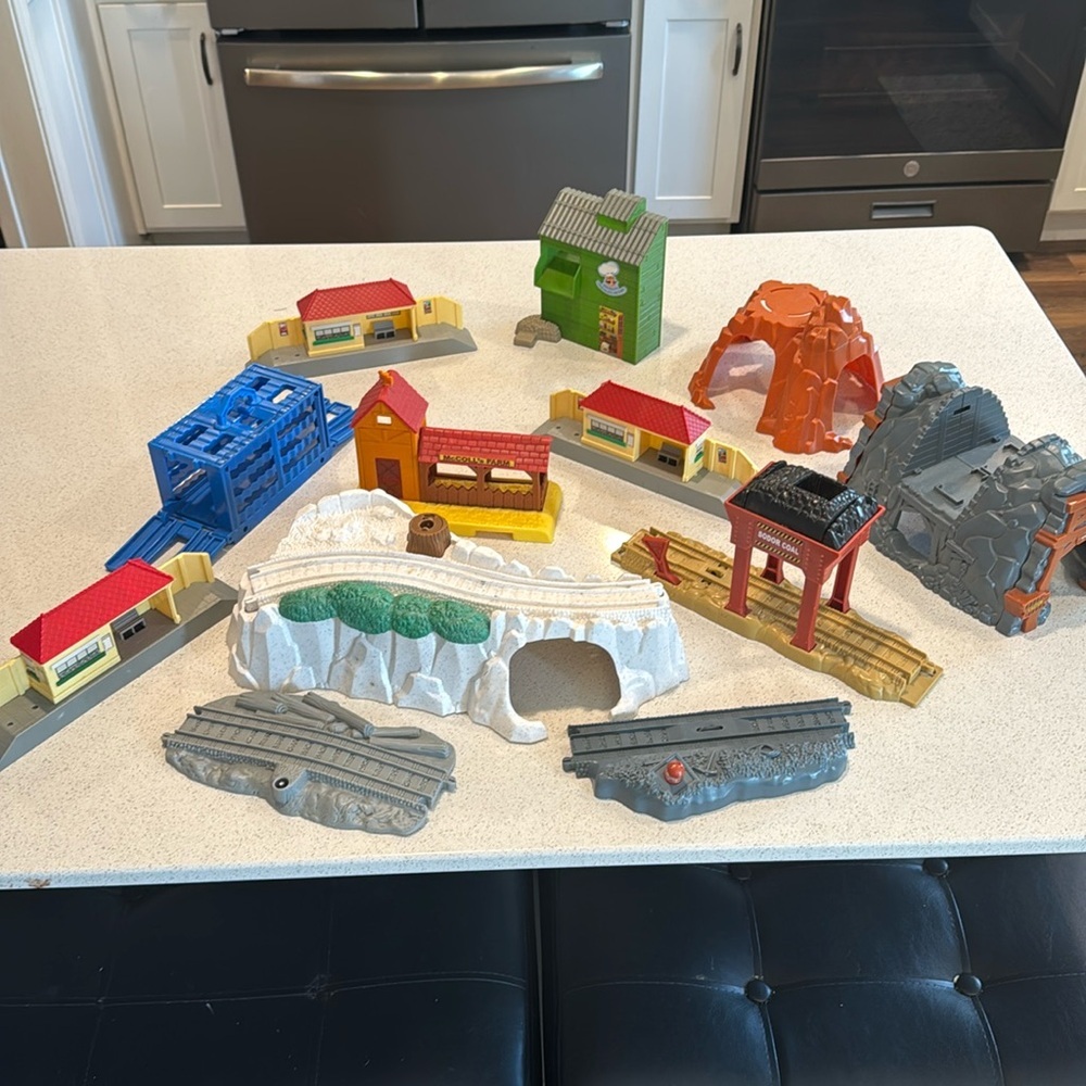 Lot of 12 Thomas the train tracks and buildings